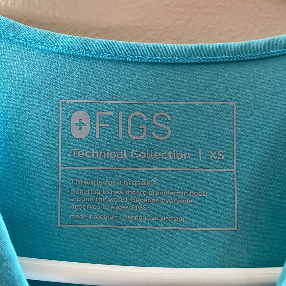 Figs scrub top. Casma scrub top XS. Neon blue in color.